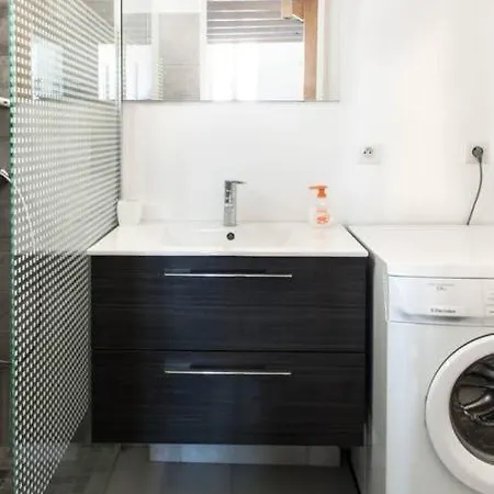 Les Beaux Rivages: Spacious Near Station And Port
