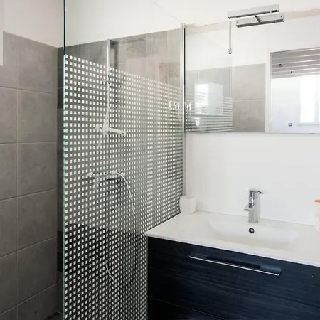 Les Beaux Rivages: Spacious Near Station And Port Apartment *