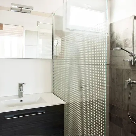 Les Beaux Rivages: Spacious Near Station And Port