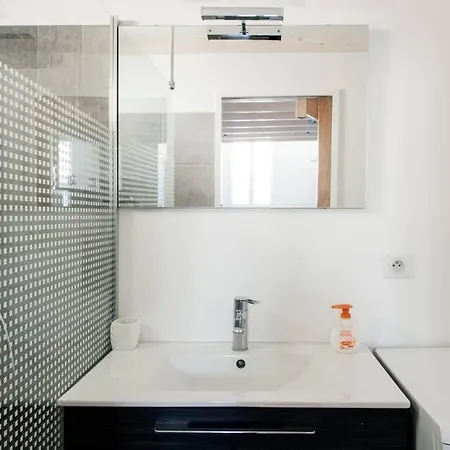 Les Beaux Rivages: Spacious Near Station And Port